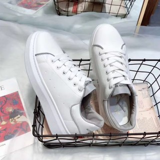 Giày trắng mũi tròn