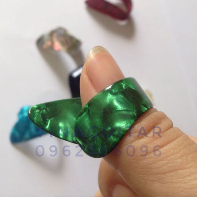 Móng gảy guitar ngón cái