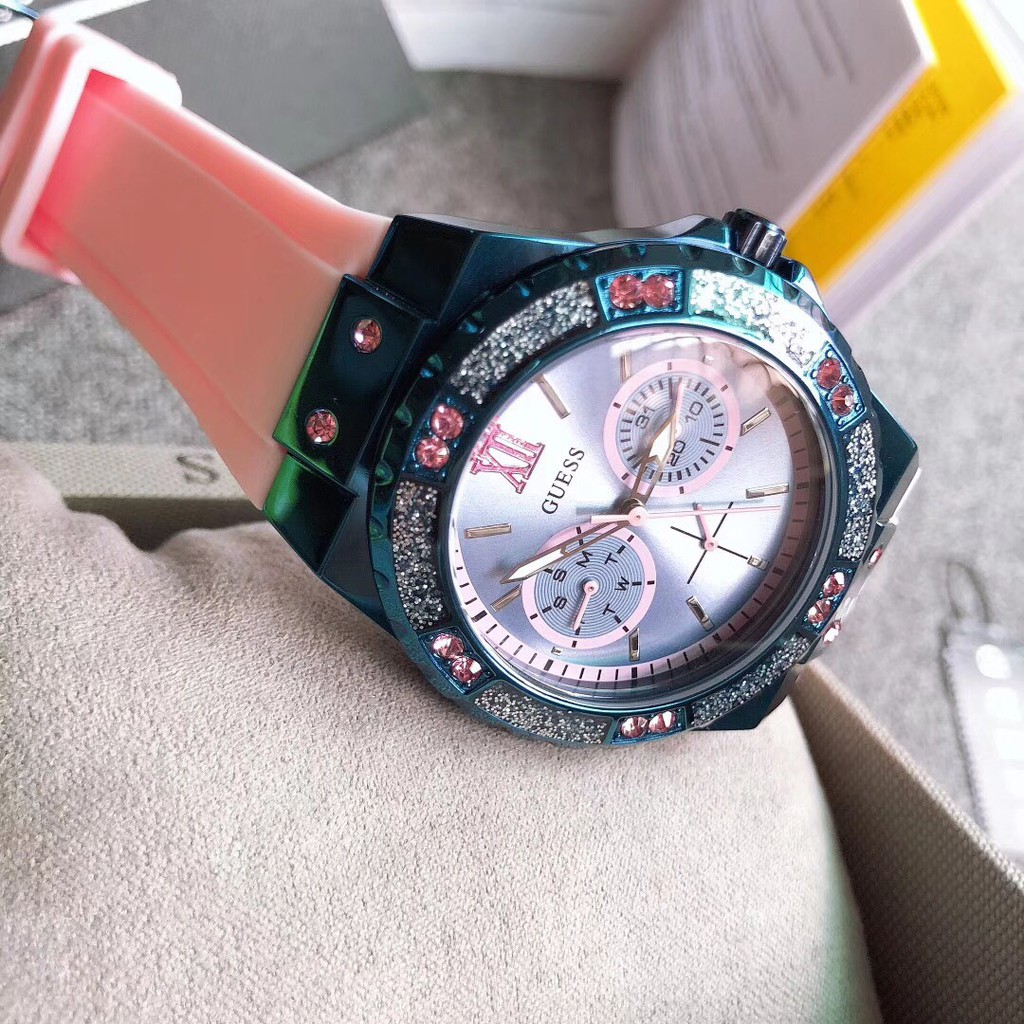 Đồng hồ nữ thời trang Guess W0775L5 Dây Cao Su Hồng