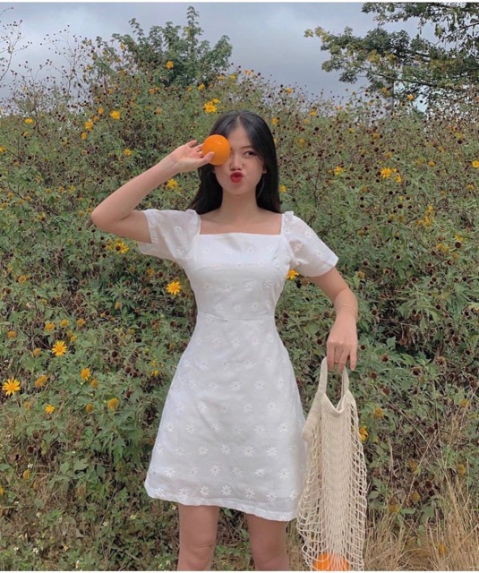 Đầm trắng hoa cúc cổ vuông dễ thương | BigBuy360 - bigbuy360.vn