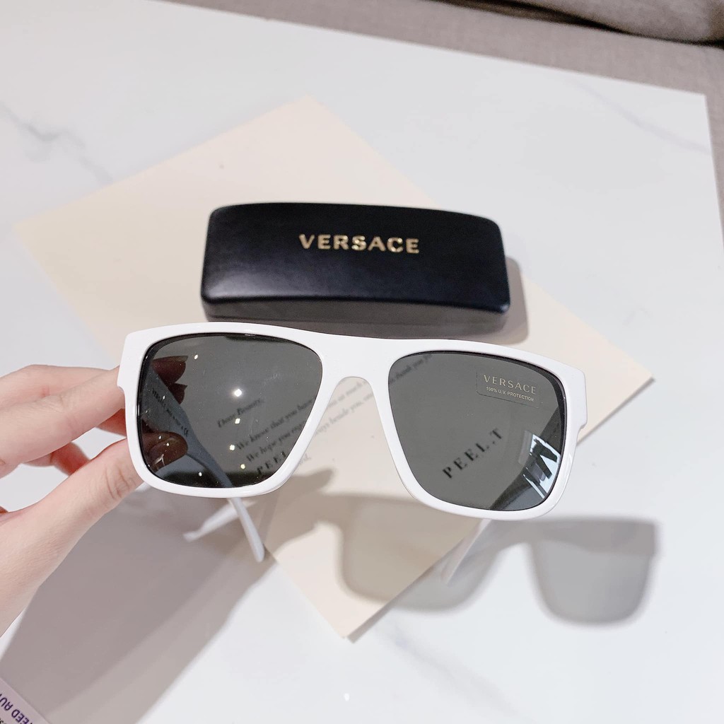 Kính mát nữ chính hãng Versace form vuông, lens grey với logo càng kính, đơn giản mà dễ mix