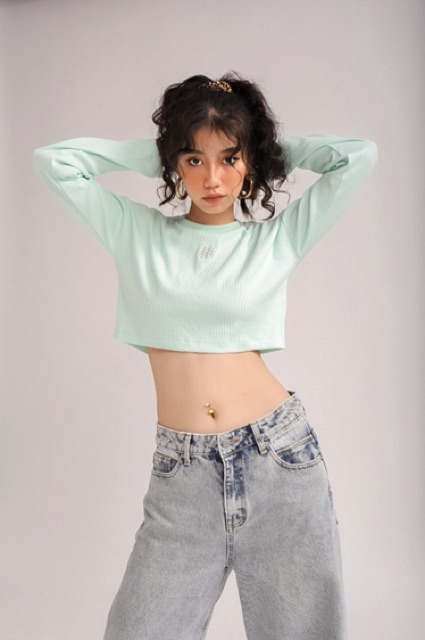 Áo croptop logo nhỏ thêu nổi ( TINY TOP) | BigBuy360 - bigbuy360.vn