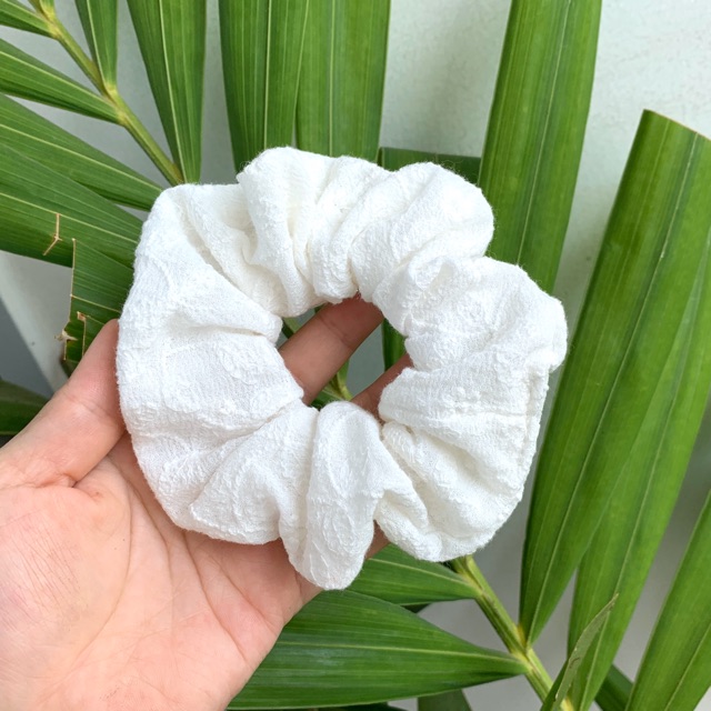 Cột tóc scrunchies thêu hoa cúc