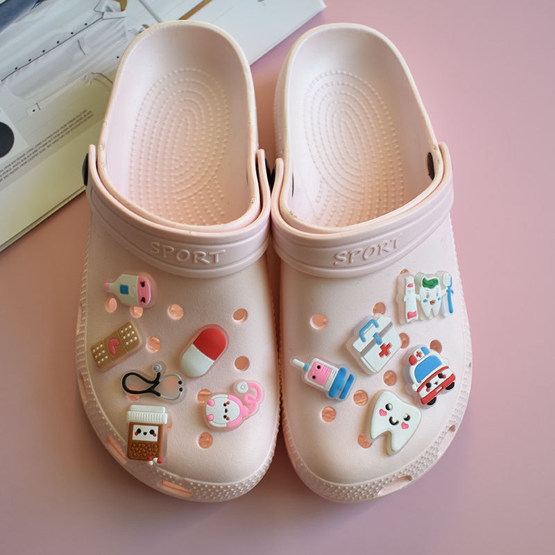 Hàng Hot  Phụ Kiện Trang Trí Vòng Tay Bằng PVC Hình Giày Hoạt Hình Dạ Quang