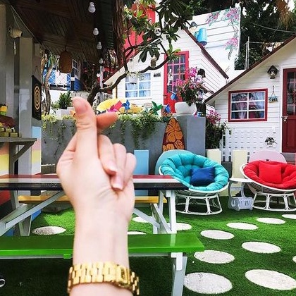 Thi công công trình cỏ nhân tạo Trường học,sân vươn, ban công, quán cafe sân bóng sân gofl, thảm cỏ nhân tạo giá rẻ