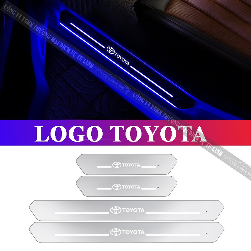 Ốp bậc cửa xe ô tô có LED logo hãng, loại không dây có cổng sạc USB