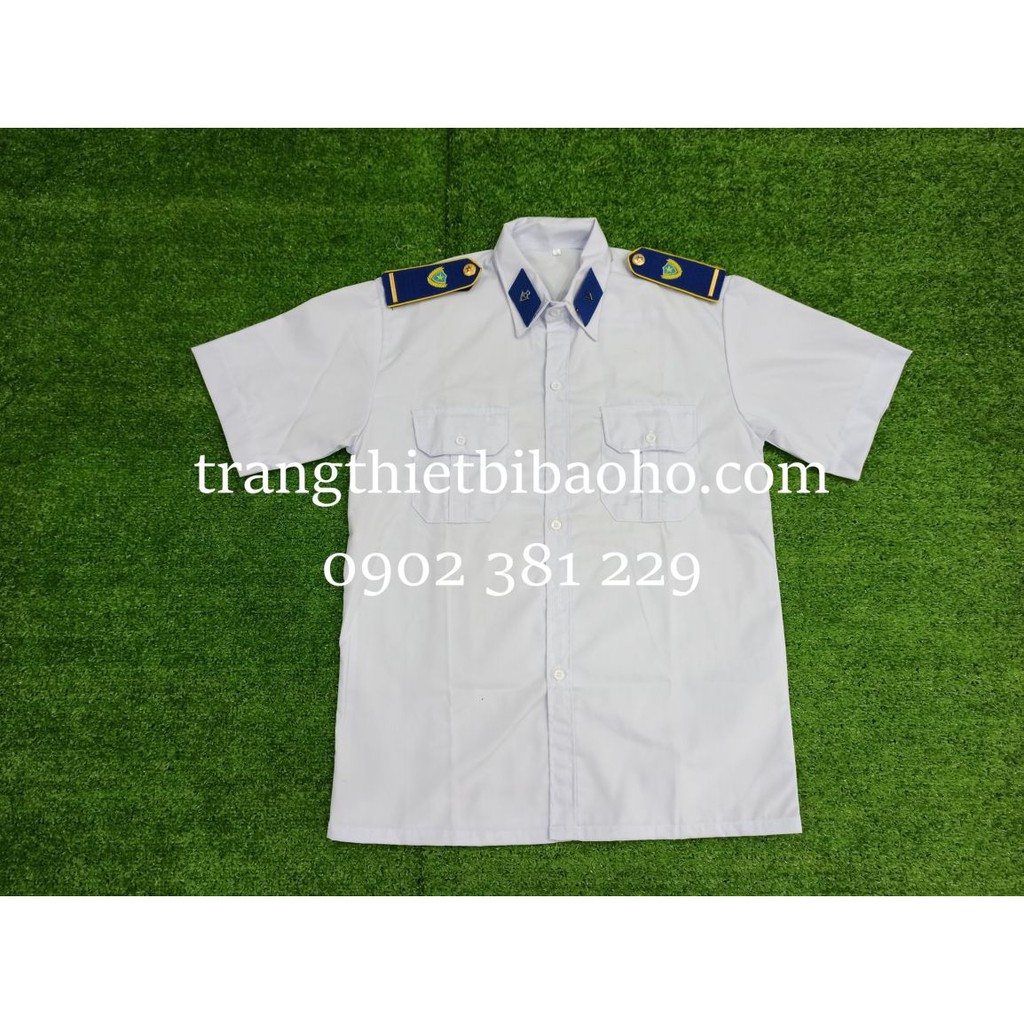 Áo bảo vệ màu trắng kèm phụ kiện gạch đồng xanh dương thêu