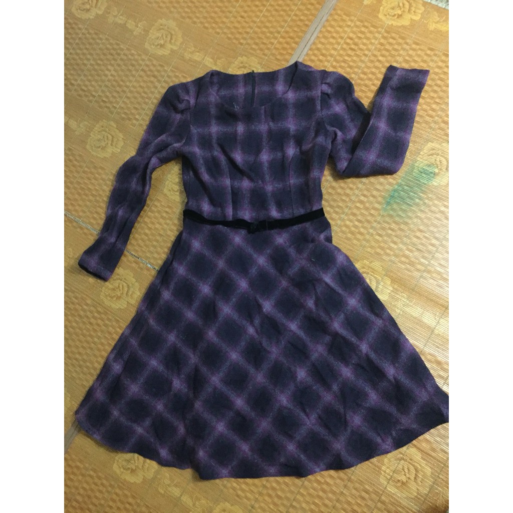 Váy dạ xòe, liền thân, tay dài, caro tím đen.
