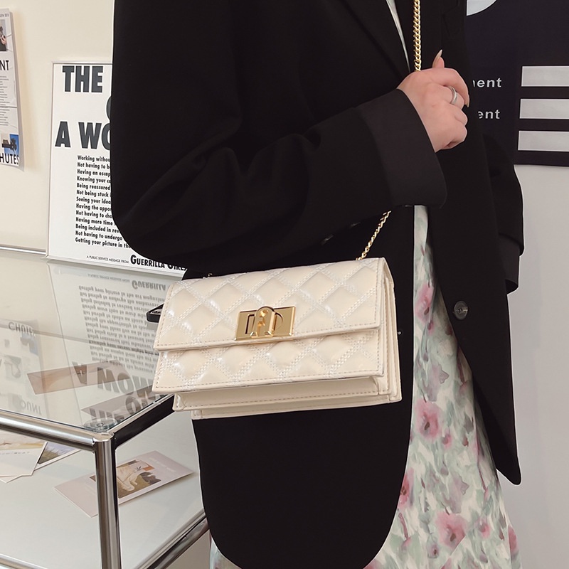 Túi đeo chéo IELGY kẻ hình thoi có khoá cài dây mắt xích phong cách Hàn Quốc cho nữ