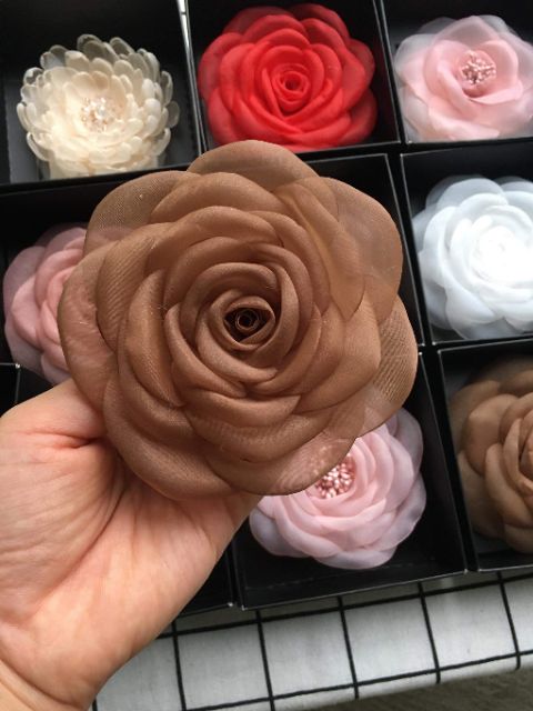 Hoa cài áo thủ công- Hoa size 10cm chất liệu voan organza- Hoa màu nâu nền nã
