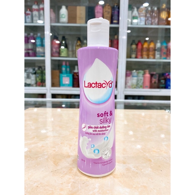 Dung Dịch Vệ Sinh Phụ nữ Lactacyd Soft &amp; Silky Dưỡng Ẩm 150ml-[FREE SHIP] TỪ ĐƠN 50K