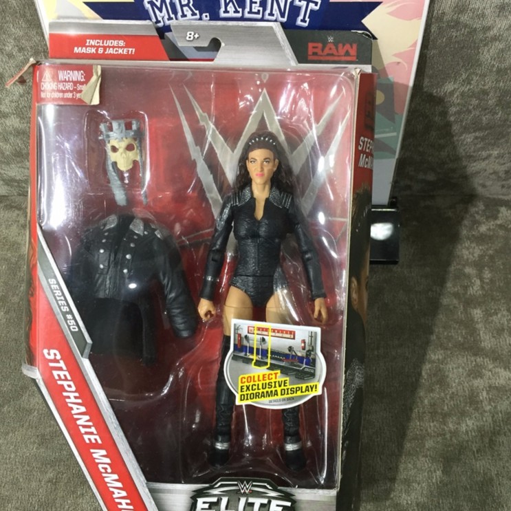 MÔ HÌNH STEPHANIE MCMAHON- WWE ELITE 50