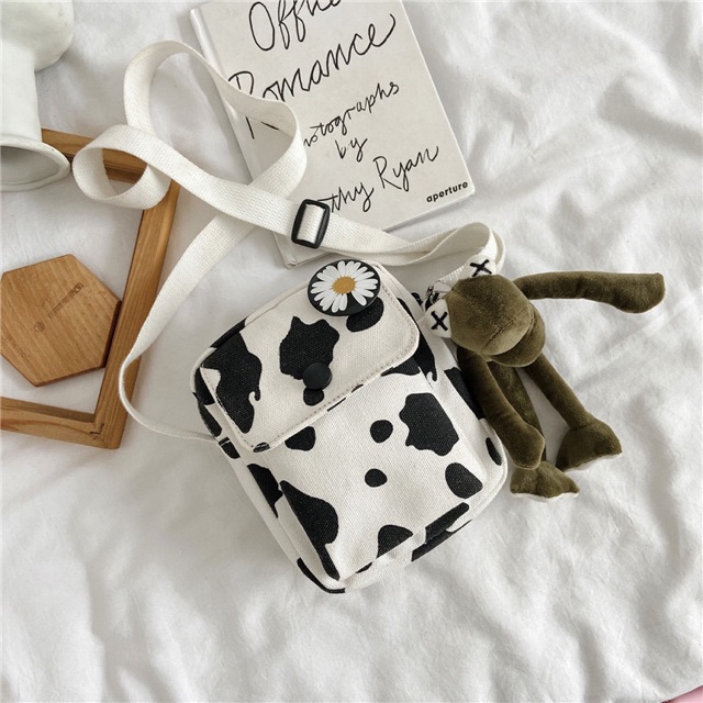 Túi đeo chéo nút bấm bò sữa unisex ( có sẵn)