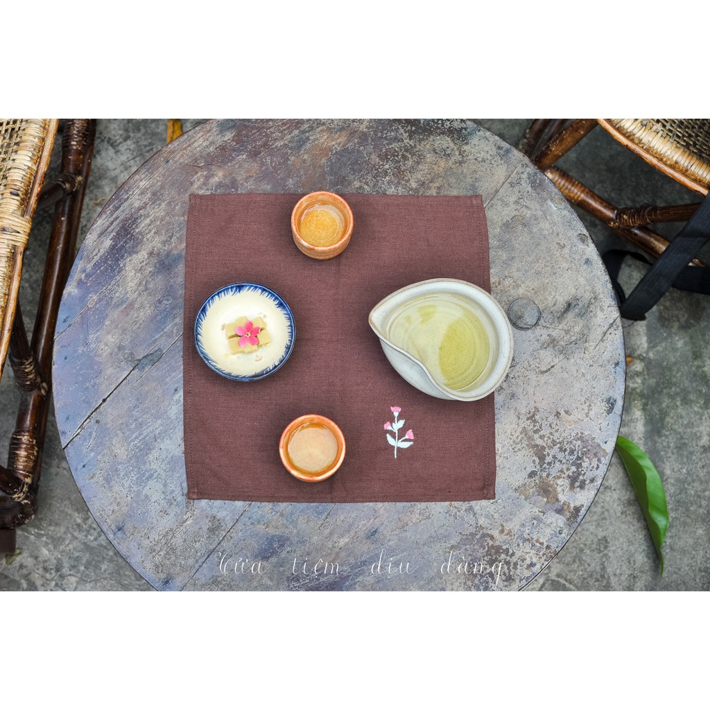 Khăn tay  vải linen thêu thủ công - Cúc chi