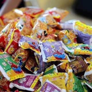 50 gói mì tôm ăn liền trẻ em .