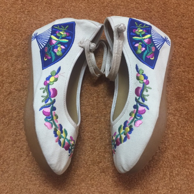 Giày vải thêu hoa Trung quốc