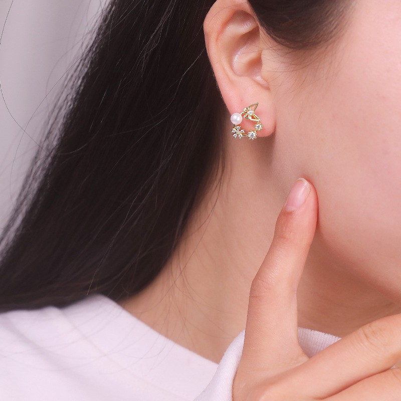 Khuyên tai đinh tán đính đá kim cương thời trang