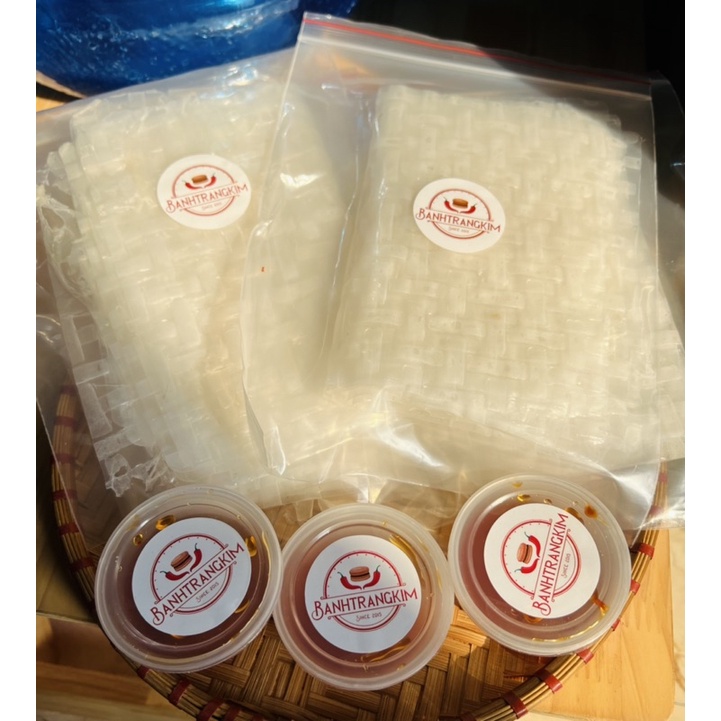 Bánh tráng chấm sốt chua cay