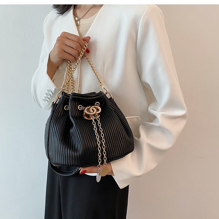 Túi đeo chéo nữ TCB637, mẫu siêu hot năm nay, thiết kế dạng túi rút xinh yêu