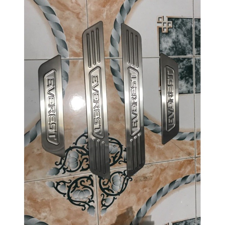 Bộ nẹp bứơc chân ngoài Inox Ford Everest các form 2017 đến 2021