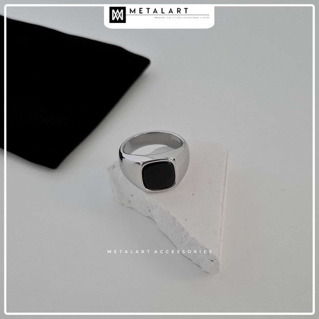 Nhẫn signet mặt vuông đen unisex, chất liệu thép titan nguyên khối chống oxi hóa hoàn toàn.