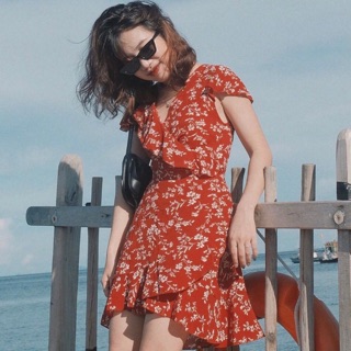 Đầm hoa đỏ chéo ngực