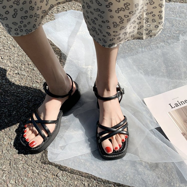Fashionable Square Head Cross Strap One Line Buckle Middle Heel Sandal for Women