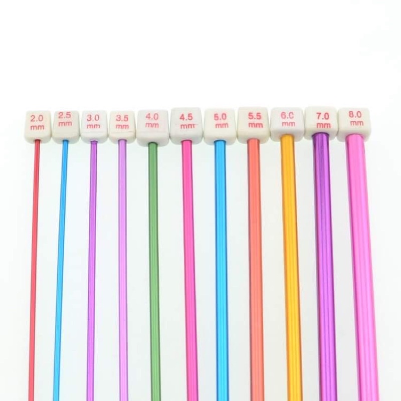 Cặp kim đan có đầu móc.