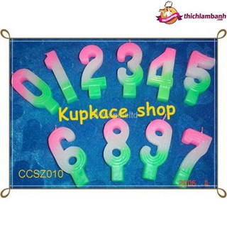 Nến số cắm lên bánh kem