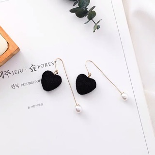 Khuyên dài trái tim đen hạt trai