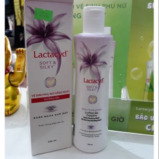 Dung dịch vệ sinh phụ nữ Lactacyd Soft & Silky 250ml
