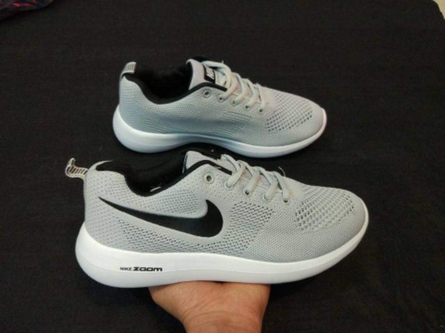 Giầy Nike zoom, đế đúc siêu êm, dáng trẻ trung, 2 màu rêu và ghi  Có size 36-44 hù hợp với nam nữ. Giầy Nike zoom.......