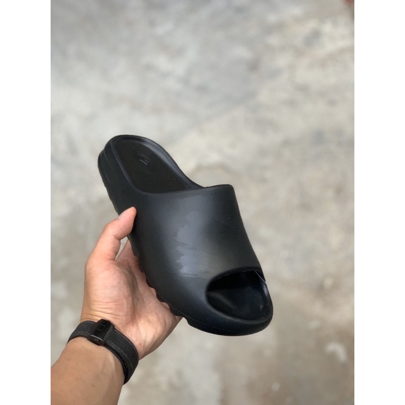 Dép thể thao đen trơn