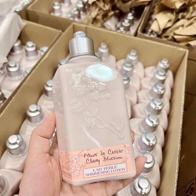 Dưỡng thể Loccitane Lait Perle Shimmering Cherry Blossom Lotion dưỡng ẩm giúp da mềm mịn mùi anh đào