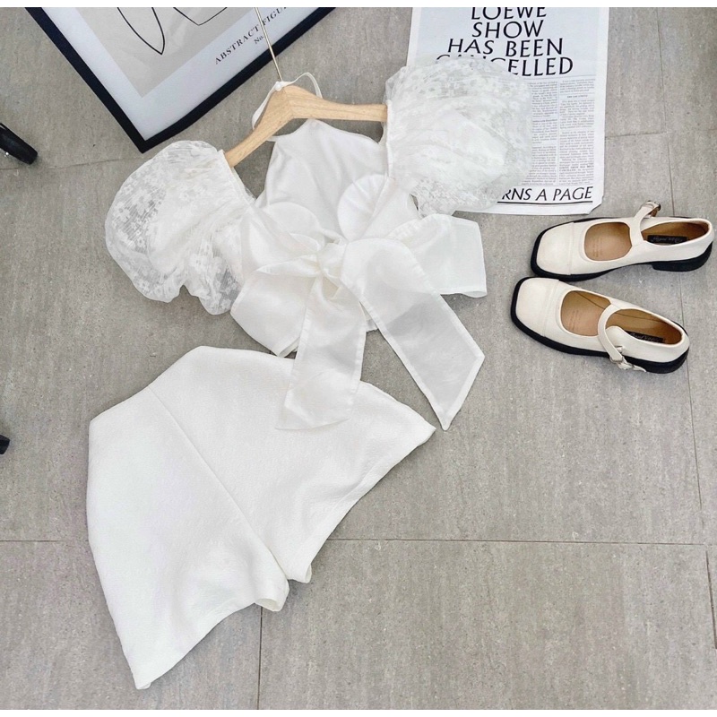 SET ÁO TRẮNG CỔ YẾM PHỐI TAY VOAN HOA PHỒNG NƠ LƯNG + SHORT
