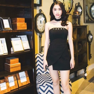 Đầm body con xéo tà dập khoen kim loại kèm choker