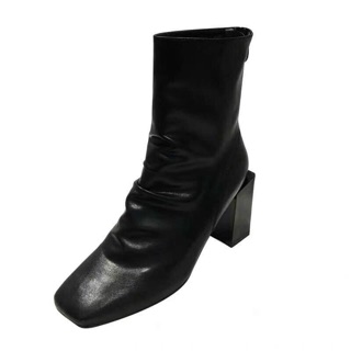 Boot da nhăn gót vuông khối đen be