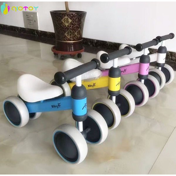 xe thăng bằng 4 bánh cho bé