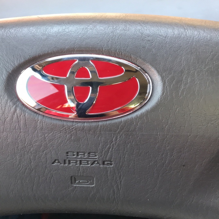 Logo biểu tượng vô lăng xe ô tô Toyota, kích thước 68*48mm, chất liệu nhựa PMMA và hợp kim