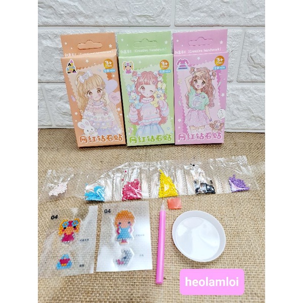 Hộp 4 tranh đính hạt đá chống nước, chia màu từng bịch hạt, có khay đựng hạt, mã MY-225401