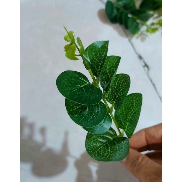 LÁ TÁO GIẢ. LOẠI 1 NHÁNH .MÀU SẮC XANH ĐẸP KHÔNG RỤNG .DÙNG CẮM ĐIỂM PHỤ VÀO BÓ HOA SÁP ,BÌNH HOA .