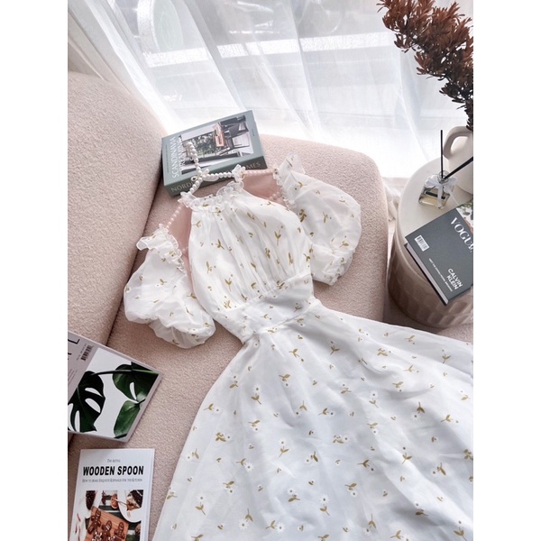 ĐẦM MIDI TRẮNG HOẠ TIẾT HOA CỔ BÈO KHOÉT TAY BỒNG