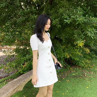 Đầm cổ vuông phối nút gỗ