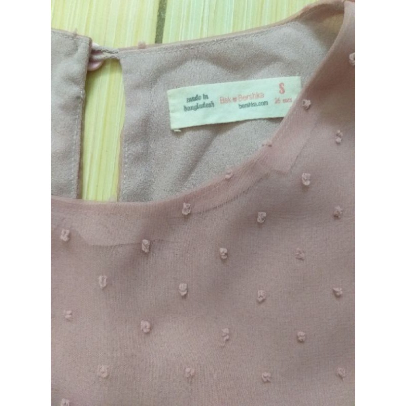 Áo Bershka tay bèo voan hạt nổi màu hồng ruốc thanh lý