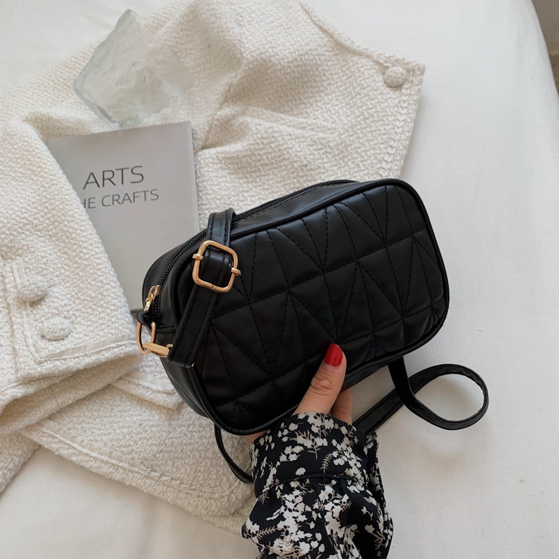 Túi đeo chéo thêu hình vỏ sò thời trang mùa thu 2021