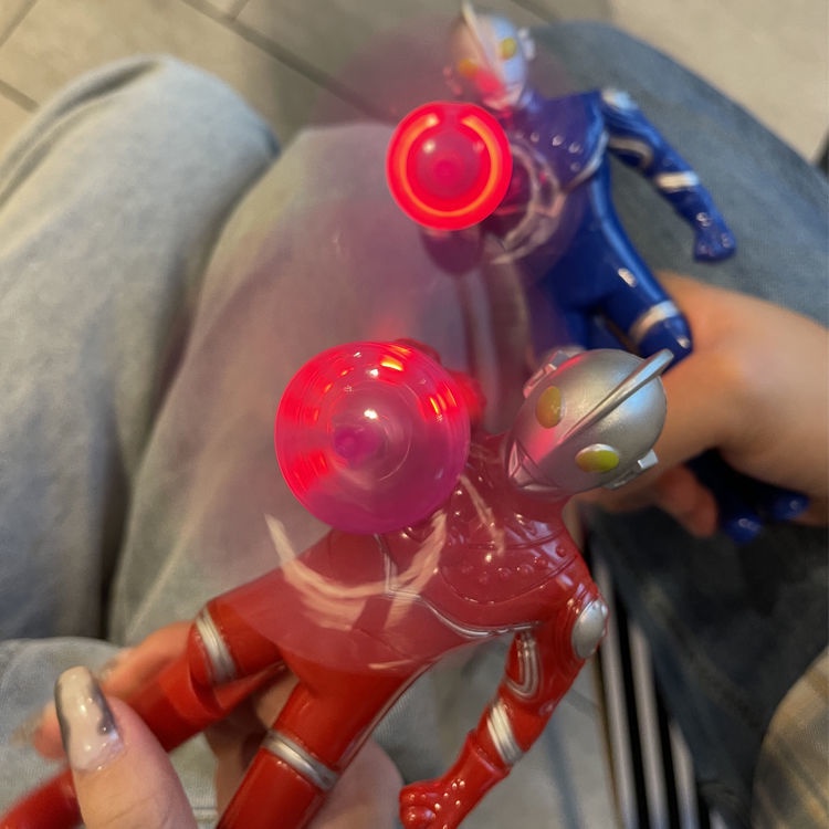 Quạt Điện Cầm Tay Mini Siêu Nhân Ultraman Có Đèn Phát Sáng Kích Thước Nhỏ Cho Bé Trai Và Bé Gái