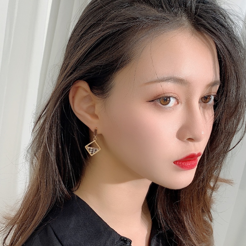 Bông tai phong cách Retro thiết kế thời trang 2023