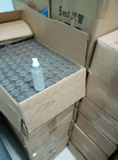 Combo 20 chai thủy tinh trắng đục 80 ml, đầu vòi trắng bạc như hình, giá 250.000 đồng, dùng để đựng mỹ phẩm ở các spa.