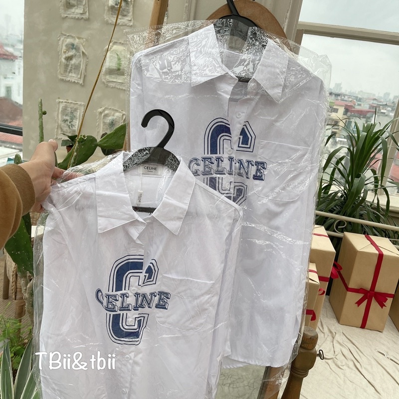 Áo sơmi trắng chữ C xanh