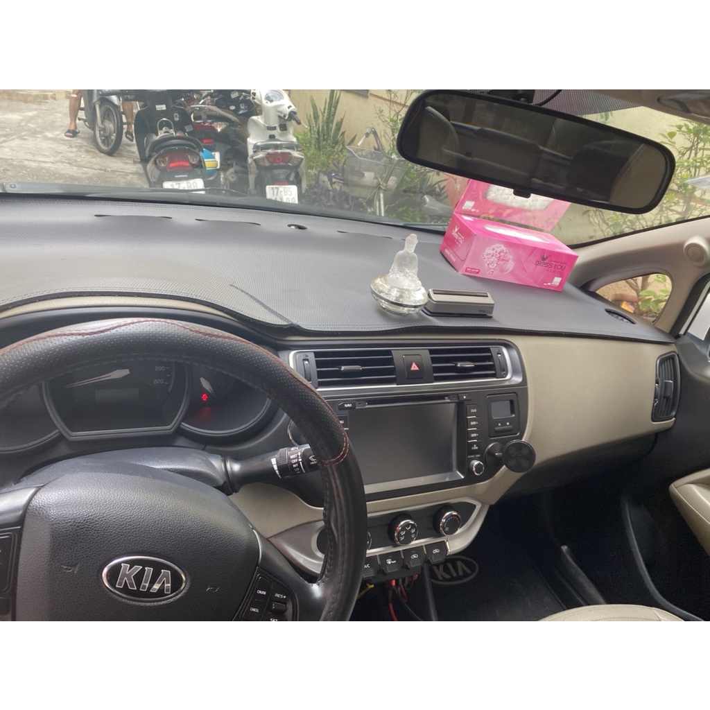 Thảm taplo da carbon xe Kia RIO 2014 đến 2018 màu đen đế có chống trượt